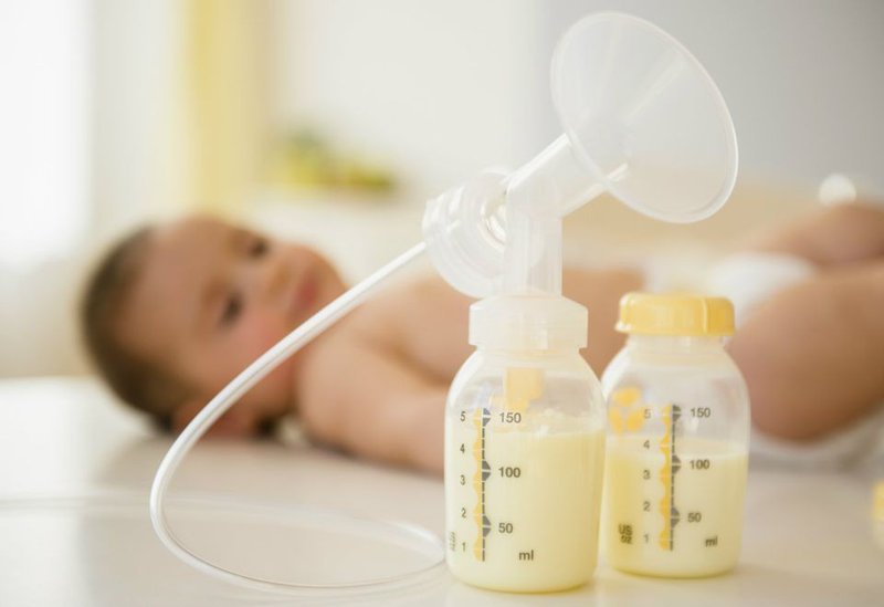 Dùng sữa mẹ trị muỗi đốt cho bé rất hiệu quả