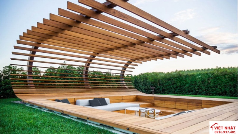 Mái che sân vườn làm từ chất liệu gỗ nhựa thân thiện với môi trường - Mẫu 1