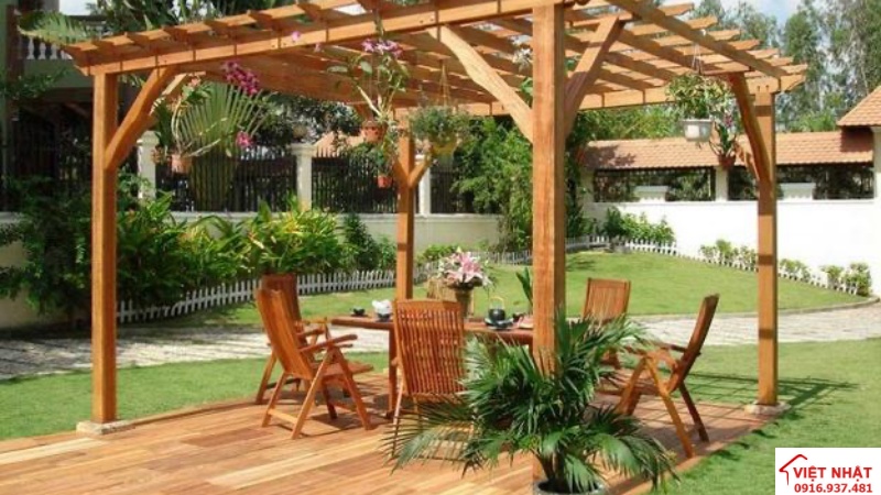 Mái che sân vườn làm từ chất liệu gỗ nhựa thân thiện với môi trường - Mẫu 3