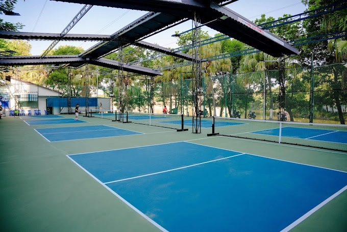 Tận hưởng Pickleball mọi lúc mọi nơi với mái che di động tiện lợi.